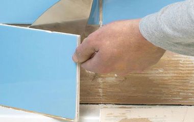 Как быстро заменить разбитую плитку на стене без повреждения соседних