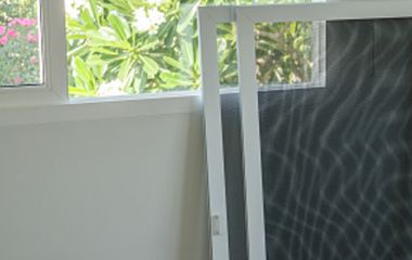 Москитная сетка: дешевая против дорогой — есть ли разница