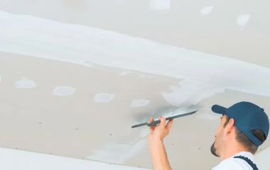 Как выровнять "кривой" потолок, не опуская его гипсокартоном